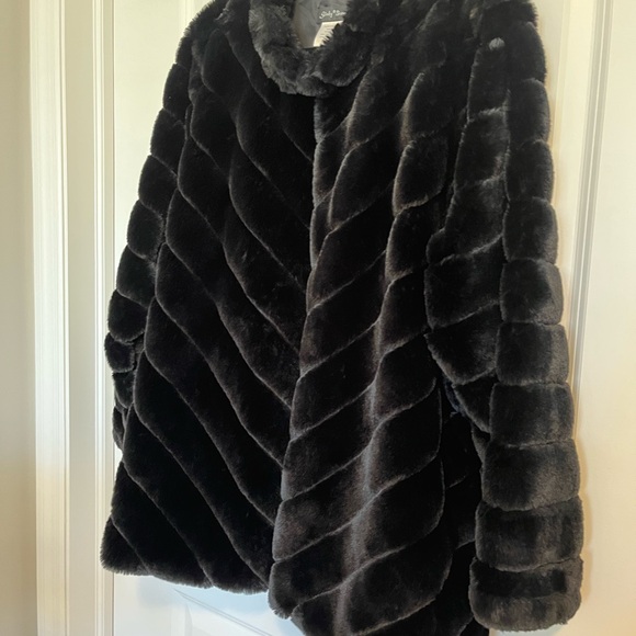Totally gorgeous super soft faux fur coat - Picture 4 of 7
